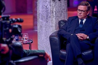 Justus von Dohnányi über Gefahren für die freie Gesellschaft - In der Serie "Breaking Even" muss sich Benedikt Lindemann (Justus von Dohnányi) in einer Talkshow kritischen Fragen stellen.