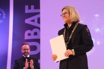 Jutta Emes ist die neue Rektorin der Bergakademie Freiberg: Premiere mit Amtskette und Bergkittel - Mit Bergkittel, Amtskette und Urkunde: Jutta Emes, Rektorin der TU Bergakademie Freiberg.