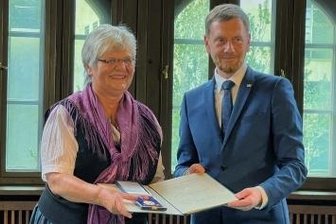 Jutta Staudt erhält Bundesverdienstkreuz - Ministerpräsident Michael Kretschmer überreicht Jutta Staudt den Bundesverdienstorden.