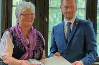 Jutta Staudt nimmt Orden entgegen - Ministerpräsident Michael Kretschmer überreicht Jutta Staudt den Bundesverdienstorden.