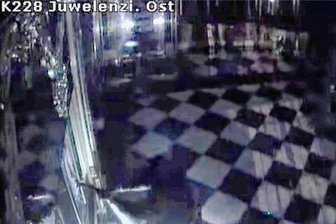 Juwelenraub aus Grünem Gewölbe: Interner Bericht nennt Sicherheitslücken - Laut seinem Geständnis schlägt Rabieh R. hier gerade das Sicherheitsglas ein. Die Vitrinen im Grünen Gewölbe waren nicht der einzige Sicherheitsmangel, der den Einbrechern ihren Coup 2019 erleichterte.