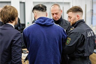 Juwelenraub im Grünen Gewölbe: Clanmitglieder feilschen im Prozess um Geld und Worte - Der mit seinem Zwillingsbruder Mohamed R. jüngste Angeklagte Abdul Majed R. wird in den Saal geführt. 