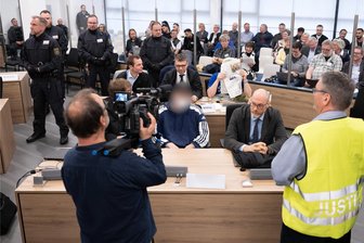 Juwelenraub im Grünen Gewölbe: Sachsen soll Millionen-Honorar an Remmo-Verteidiger zahlen - Nach fast 50 Verhandlungstagen sind Mitte Mai fünf Mitglieder des berüchtigten Berliner Remmo-Clans für den Juwelenraub aus dem Grünen Gewölbe verurteilt worden. Dieser Prozess könnte nun aber ein teures Nachspiel für den Freistaat haben. 