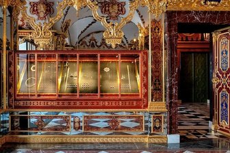 Juwelenraub: Schatz aus dem Vogtland glänzt wieder im Grünen Gewölbe - Die Vitrine im Juwelenzimmer des Historischen Grünen Gewölbes im Dresdner Residenzschloss ist wieder bestückt: Die wertvolle Perlenkette mit seltenen Flussperlen aus dem Vogtland ist links zu sehen.