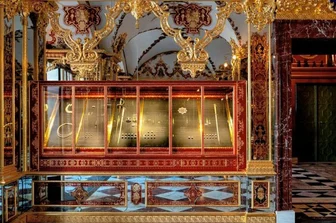 Juwelenraub: Schatz aus dem Vogtland glänzt wieder in Vitrine - Die Vitrine im Juwelenzimmer des Historischen Grünen Gewölbes im Dresdner Residenzschloss ist wieder bestückt: Die wertvolle Perlenkette mit seltenen Flussperlmuscheln aus dem Vogtland ist links zu sehen. 