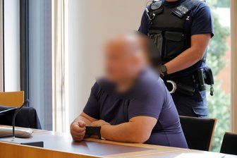 Juwelier-Überfall in Chemnitz: Ist der Mann auf dem Überwachungsvideo wirklich der Angeklagte? - Kurz nach dem Überfall wurde der 55-Jährige festgenommen. Nun steht er vor Gericht.