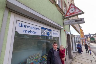 Juwelierladen in Hohenstein-Ernstthal lockt Einbrecher an - obwohl das Geschäft seit zwei Jahren leer steht - Alexander Biatasik hat in den letzten Wochen mehrere Einbruchversuche an der Dresdner Straße 28 festgestellt.
