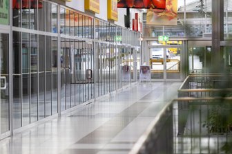 Jysk, AWG-Modemarkt, Rossmann: Wer im Chemnitzer Neefepark dieses Jahr einziehen soll - Noch stehen in der Einkaufspassage des Neefeparks viele Flächen leer. Im Obergeschoss (Foto) soll im Frühjahr „Seats and Sofas“ einziehen.