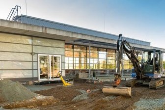 Küche in Kaserne kostet zwei Millionen - Auf dem Areal vor dem Gebäude der Erzgebirgskaserne, in dem sich Speisesaal und Küche befinden, finden derzeit Bauarbeiten statt. 