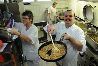 Küche kocht frisch mit regionalen Produkten - 
              <p class="artikelinhalt">Koch Steffen Müller (M.), Küchenleiterin Ingrid Sokolowski (l.) und Mitarbeiterin Hannelore Fischer bereiten in der Brand-Erbisdorfer DRK-Küche Kartoffelbrei mit Leber und Zwiebeln vor.</p>
            
