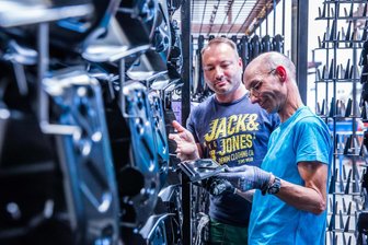 (K)ein Kosmos für sich: Lebenshilfe wächst zum Wirtschaftsfaktor im Erzgebirge - Lutz Penke (vorn) und Gruppenleiter Mario Stein von der Lebenshilfe Stollberg. Täglich geht es zum Außenarbeitsplatz bei der Firma Osteks in Elterlein.