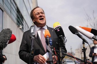 Armin Laschet, CDU-Bundesvorsitzender und Ministerpräsident von Nordrhein-Westfalen, spricht bei einem Statement vor dem Konrad-Adenauer-Haus, der Bundeszentrale der CDU.