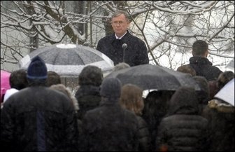 Köhler fordert in Winnenden verschärftes Waffenrecht - Bundespräsident Horst Köhler hat weitere Konsequenzen aus dem Amoklauf von Winnenden vor einem Jahr gefordert. Es müsse "wirklich alles Menschenmögliche" getan werden, um die Gefahr weiterer Bluttaten so gering wie möglich zu halten, sagte Köhler bei der Gedenkfeier für die 15 Opfer vor der Albertville-Realschule in Winnenden. Köhler sprach sich unter anderem für eine weitere Verschärfung des Waffenrechts aus.