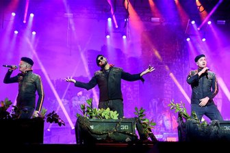 K.I.Z. heute „irgendwo in Dresden“: Mysteriöses Überraschungskonzert in Sachsen - K.I.Z. in Aktion (v.l.): Nico Seyfrid, Tarek Ebéné und Maxim Drüner.