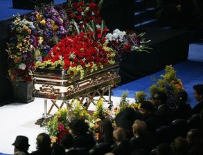 Künstler und Fans rund um den Globus erweisen Jackson letzte Ehre - Ein goldener Sarg für Michael Jackson - im Staples Center wurde er aufgebahrt.