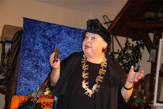 Kabarett-Abend mit dem Geraer Fettnäppchen im Januar in Stelzen - Eva-Maria Fastenau ist die Lachgarantie.