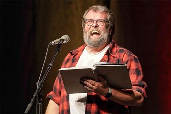 Kabarett im Alten Gasometer: Jochen Malmsheimer gastiert am Freitagabend in Zwickau - Der Wort-Jongleur Jochen Malmsheimer tritt mit seinem Programm „Dogensuppe Herzogin – ein Austopf mit Einlage“ in Zwickau auf. Karten gibt es im „Freie Presse“-Shop.