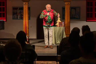 Kabarett in Auerbach: „So was wie Ballermann mit Tannenzapfen“ - Kabarettist Ralph Richter mit seinem Programm „In der Weihnachtsmeckerei“ in der Auerbacher Göltzschtalgalerie.