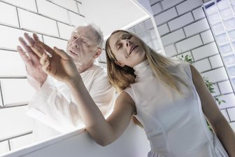 Kabarett, Kunst und Katzen: Wochenendtipps für Zwickau und Westsachsen - Klaus Gramüller als Faust, Kristin Heil als Gretchen in Urfaust. Das Schauspiel feiert am Samstag im Gewandhaus Premiere.