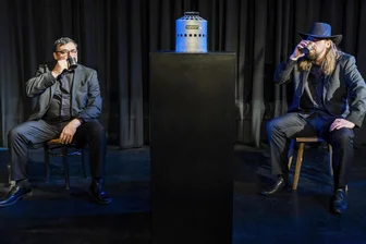 Kabarett à la Erzgebirge: Western aus dem tiefsten Osten zeigt Potenzial zum Straßenfeger - Udo Prucha (links) und Marvin Thiede im erzgebirgischen Western „Der Katalytofen“.
