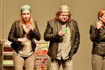 Kabarett schwingt in Bad Elster die Keule mit schwarzem Humor - Mit dem von bissiger Satire strotzendem Programm "Im Kühlschrank brennt noch Licht" begeisterte das Kabarett Die Herkuleskeule am Samstag das Publikum im König-Albert-Theater Bad Elster. Im Foto: Sophie Lüpfert (links), Beate Laaß und Detlef Nier.