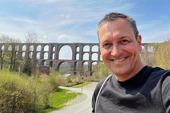 Kabarettist Dieter Nuhr überrascht mit Selfie von der Göltzschtalbrücke - Dieter Nuhr schießt ein Selfie an der Göltzschtalbrücke. Dorthin kam er auf der Durchreise, unbemerkt von seinen Fans.
