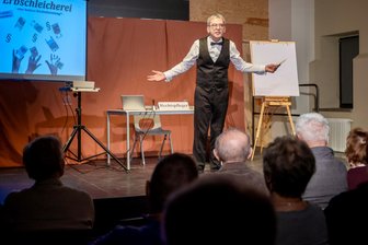 Kabarettist Lutz Teetzen reitet in Auerbach durch Paragrafendschungel - Lutz Teetzen trat in der Kulturfabrik auf.