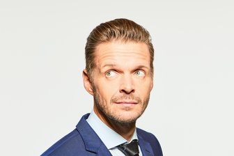 Kabarettist und Satiriker Florian Schroeder versucht einen Neustart für die Welt.