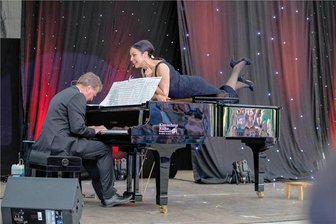 Kabarettistin Katrin Weber rekelt sich vor 1200 Besuchern auf dem Flügel im Plauener Parktheater - Katrin Weber und Pianist Rainer Vothel wussten auch diesmal wieder, das Plauener Publikum gut zu unterhalten.