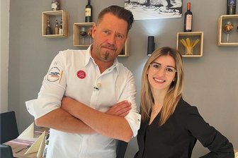 Kabel-1-Serie "Mein Lokal, dein Lokal": Jetzt ist das Vogtland an der Reihe - Der Moderator der Kabel-1-Serie, Spitzenkoch Mike Süsser, mit Theresa Winkler, Service-Chefin im "La Torre", die auch die Testessen bei den vier Mitbewerbern im Vogtland absolvierte.