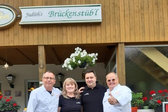 Kabel 1-Team von "Abenteuer leben" dreht im Pirker "Brückenstüb'l" - "Brückenstüb'l"-Wirtin Judith Hertwig mit Ehemann Ronny und den TV-Köchen Achim Müller (rechts) und Henry Borchardt (links).
