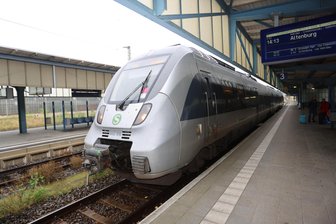 Kabeldiebstahl: Massive Probleme auf der S-Bahn-Strecke zwischen Zwickau und Leipzig - Wann die Störung behoben wird, war am Freitagabend noch nicht absehbar.