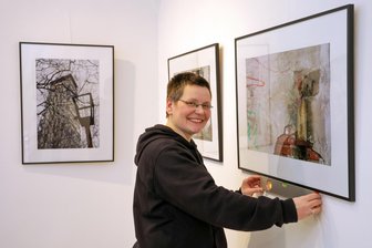 Kabeljournal-Produzentin stellt Fotos im Rathaus Limbach-Oberfrohna aus - Enrica Kschonsek-Schröder beim letzten Aufbau in Hohenstein-Ernstthal.