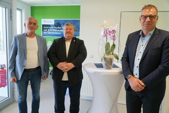 Kabelnetzbetreiber eröffnet Kundencenter im Herzen Werdaus - Die Rathauschefs Matthias Topitsch (l.) und Sören Kristensen sowie Geschäftsführer Jens Einert (r.) im neuen Kundencenter.