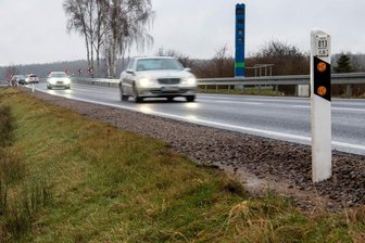 Kabelziehen an der B 175 - Entlang der Bundesstraße 175 soll von Rochlitz bis zur Pappelallee Glasfaserkabel verlegt werden.