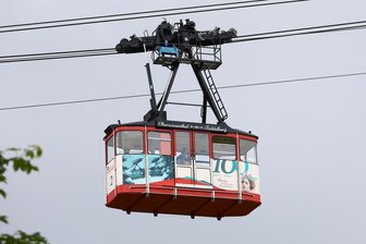 Kabinen der Fichtelberg-Schwebebahn schweben in ungewöhnlichem Design wieder auf den Berg - Die Fichtelberg-Schwebebahn steuert auf ihren 100. Geburtstag zu. Das neue Design macht darauf schon neugierig.