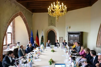 Kabinett berät mit Kommunalpolitik Masterplan Südwestsachsen - Das sächsische Kabinett hat bei einer Sitzung im Schloss Rochlitz vor allem über den Masterplan Südwestsachsen gesprochen.
