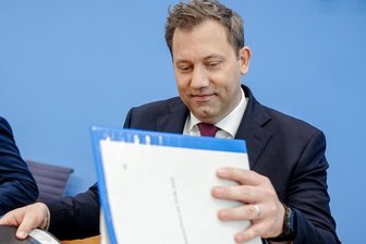 Kabinett beschließt Bundeshaushalt: 500 Milliarden Euro – und fünf entscheidende Tücken - Anders als für manchen Amtsvorgänger hat die schwarze Null für ihn „keinen Wert an sich“, sagt Bundesfinanzminister Lars Klingbeil bei Vorstellung seines Haushaltes für 2025.