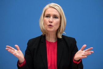 Kabinett beschließt Gesetzentwurf für mehr Lohngerechtigkeit - Bundesfamilienministerin Manuela Schwesig (SPD)