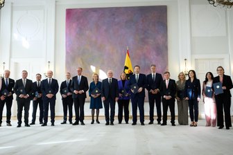 Kabinett ernannt - Deutschland hat eine neue Bundesregierung: Die Entwicklungen im Newsblog - Die Mitglieder der neuen Bundesregierung (l-r), Verena Hubertz (SPD), Bundesministerin für Wohnen, Stadtentwicklung und Bauwesen, Dorothee Bär (CSU), Bundesministerin für Forschung, Technologie und Raumfahrt, Alois Rainer (CSU), Bundesminister für Ernährung, Landwirtschaft und Heimat, Boris Pistorius (SPD), Bundesminister der Verteidigung, Carsten Schneider (SPD), Bundesminister für Umwelt, Klimaschutz, Naturschutz und nukleare Sicherheit, Alexander Dobrindt (CSU), Bundesinnenminister, Karsten Wildberger (parteilos), Bundesminister für Digitalisierung und Staatsmodernisierung, Bundeskanzler Friedrich Merz (CDU), Karin Prien (CDU), Bundesministerin für Bildung, Familie, Senioren, Frauen und Jugend, Bärbel Bas (SPD), Bundesministerin für Arbeit und Soziales, Lars Klingbeil (SPD), Bundesminister der Finanzen, Patrick Schnieder (CDU), Bundesminister für Verkehr, Johann Wadephul (CDU), Außenminister, Nina Warken (CDU), Bundesministerin für Gesundheit, Katherina Reiche (CDU), Bundesministerin für Wirtschaft und Energie, Reem Alabali-Radovan (SPD), Bundesministerin für Wirtschaftliche Zusammenarbeit und Entwicklung, Stefanie Hubig (SPD), Bundesministerin der Justiz und für Verbraucherschutz, und Thorsten Frei (CDU), Chef des Bundeskanzleramts und Bundesminister für besondere Aufgaben, stehen bei der Ernennung der neuen Bundesministerinnen und Bundesminister im Schloss Bellevue zusammen mit Bundespräsident Frank-Walter Steinmeier (M) für ein Gruppenbild zusammen. Nach Wahl, Ernennung und Vereidigung des neuen Bundeskanzlers werden die Mitglieder des Bundeskabinetts von Bundespräsident Frank-Walter Steinmeier im Schloss Bellevue ernannt und darauf folgend im Bundestag vereidigt. 