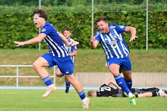 „Kacktor des Monats“: Mittweidaer Fußballer hat Konkurrenz aus der Bundesliga und dem Erzgebirge - So euphorisch hat Janek Elias Schmidt (links) nach seinem Eigentor sicher nicht gejubelt.