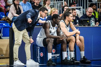Kaderumbruch bei den Niners Chemnitz geht weiter: Vier Spieler definitiv weg, zwei Neue sind wohl im Anflug - Co-Trainer Gjorgji Kochov hat scheinbar zu oft umsonst versucht, Damien Jefferson und Olivier Nkamhoua (von links) die defensive Taktik zu erklären. Die Niners Chemnitz bestätigten nun die Trennung von diesen beiden Spielern sowie von Jacob Gilyard und Jeff Garrett- und fanden dabei durchaus klare Worte.