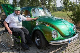 Käfer rollen zur Geburtstagstour erstmals durchs Muldental - Kai Bergmann mit seinem "Knatti"