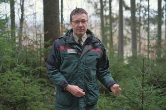 Käferplage und Klimawandel im Erzgebirge: Wie die Wälder von Freiberg bis Frauenstein erhalten bleiben sollen - Alexander Menzer ist als Förster für die Wälder von Rochlitz, über Freiberg bis Frauenstein zuständig.