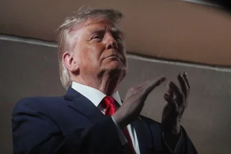 Käfigkampf vor dem Weißen Haus - Trump feiert 80. Geburtstag - US-Präsident Trump feiert an diesem Sonntag seinen 80. Geburtstag. (Archivbild)