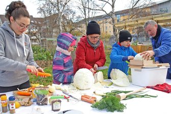 Kälte kann sie nicht stoppen: Zwickauer Gemeinschaftsgärtner ziehen Sauerkraut-Aktion durch - Vereinschefin Bianca Friedrich (links) und ihr Vize Jürgen Weißmann (rechts) schnippeln gemeinsam mit Vereinsmitgliedern und Besuchern.