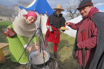 Kälte, spartanisches Essen und kein Handy: Womit das Mittelalter in Altzella fasziniert - Gunther von Fixem (r.) lässt sich in Altzella von Magd Isabella und Koch Paul bewirten.