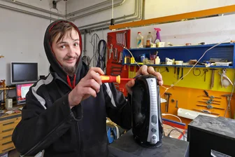 Kälte überstanden: Neue Heizung und neue Öffnungszeiten in der Möbelbörse Hohenstein-Ernstthal - In der Werkstatt der Möbelbörse kann Chris Hecker dank neuer Heizung besser arbeiten.