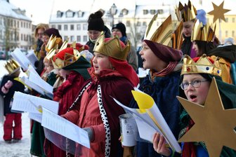 Kälte und lange Wege schrecken Sternsinger nicht: Kinder in Rochlitz und der Region unterwegs - Am Samstag sind die Sternsinger unter anderem in Rochlitz und der Region unterwegs gewesen. An den besuchten Häusern, Wohnungen und Geschäften brachten sie den Segen 20*C+M+B+25 an und sammelten Spenden.