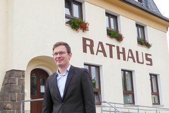 Kämmerin schlägt Alarm: Claußnitz kämpft mit Millionen-Loch - Bürgermeister Andreas Heinig am Rathaus der Gemeinde Claußnitz.